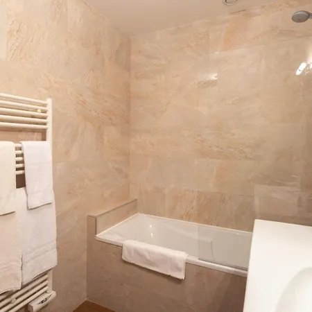 De La Cloche Hotel