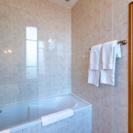 Logis De La Cloche Hotel 3*