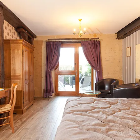 Logis De La Cloche Hotel 3*