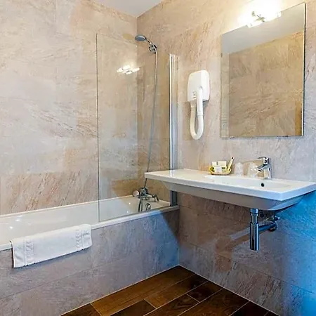 De La Cloche Hotel 3*