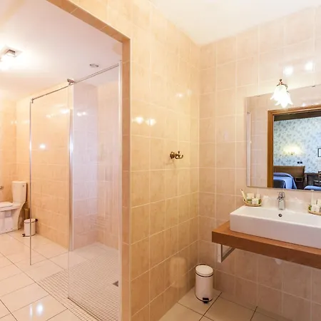 Logis De La Cloche Hotel