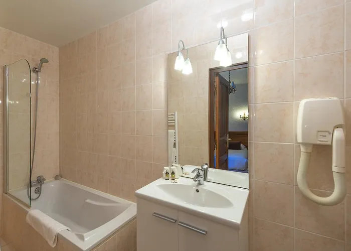 Готель Logis De La Cloche