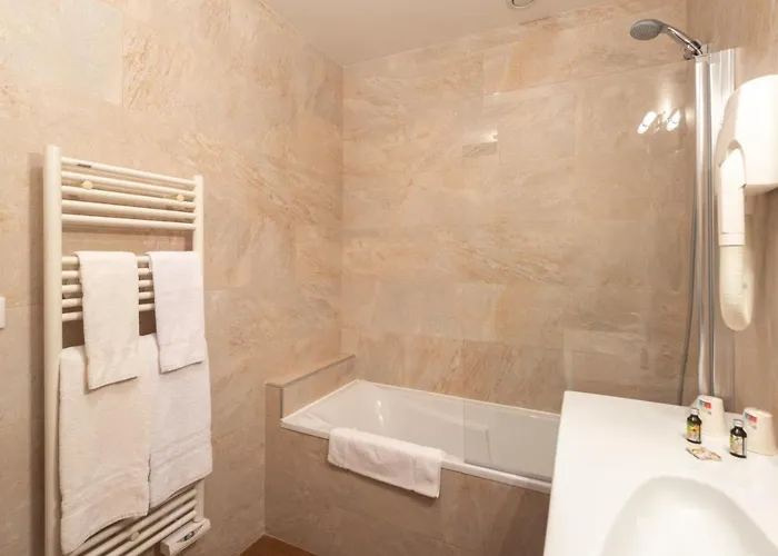 Logis De La Cloche Hotel