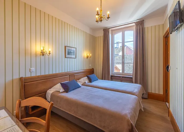 Готель Logis De La Cloche Бон