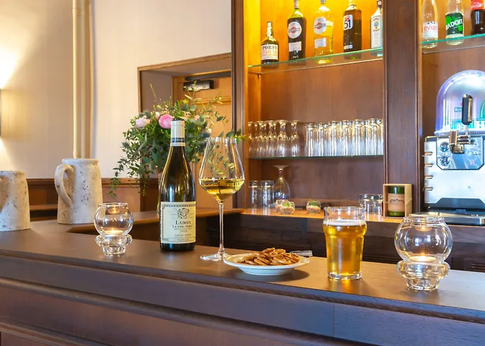 Готель Logis De La Cloche 3*