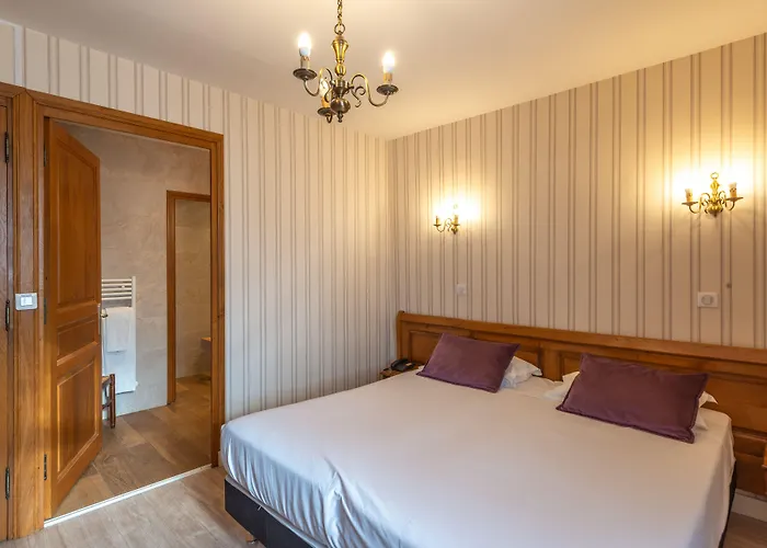 Logis De La Cloche Hotel