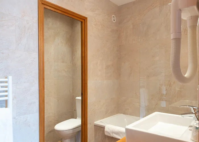 Hotel Logis De La Cloche Beaune (Cote d'Or)