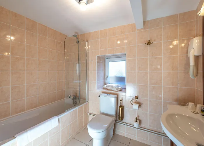 Готель Logis De La Cloche 3*