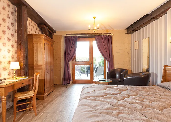 Logis De La Cloche Hotel 3*