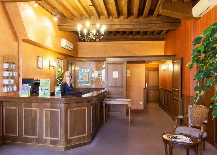 Готель Logis De La Cloche Бон